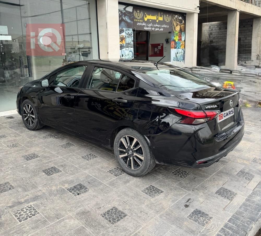 نيسان فيرسا